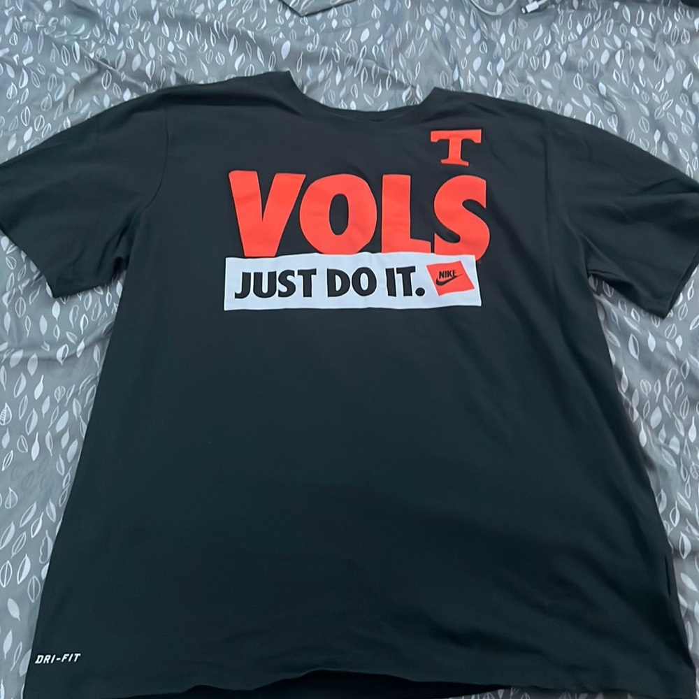 UNIVERSITY OF TENNESSEE VOLUNTEERS NIKE T-SHIRT
